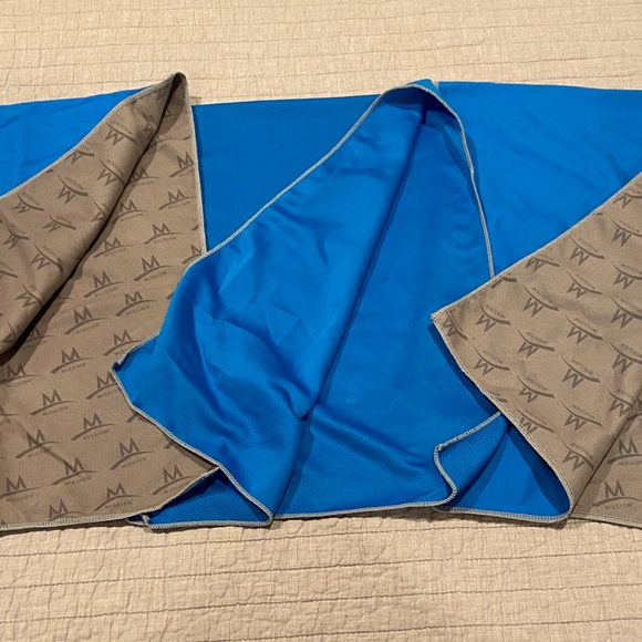 Bundle of 3 Mission Enduracool Blue Cooling Towels - Picture 3 of 5